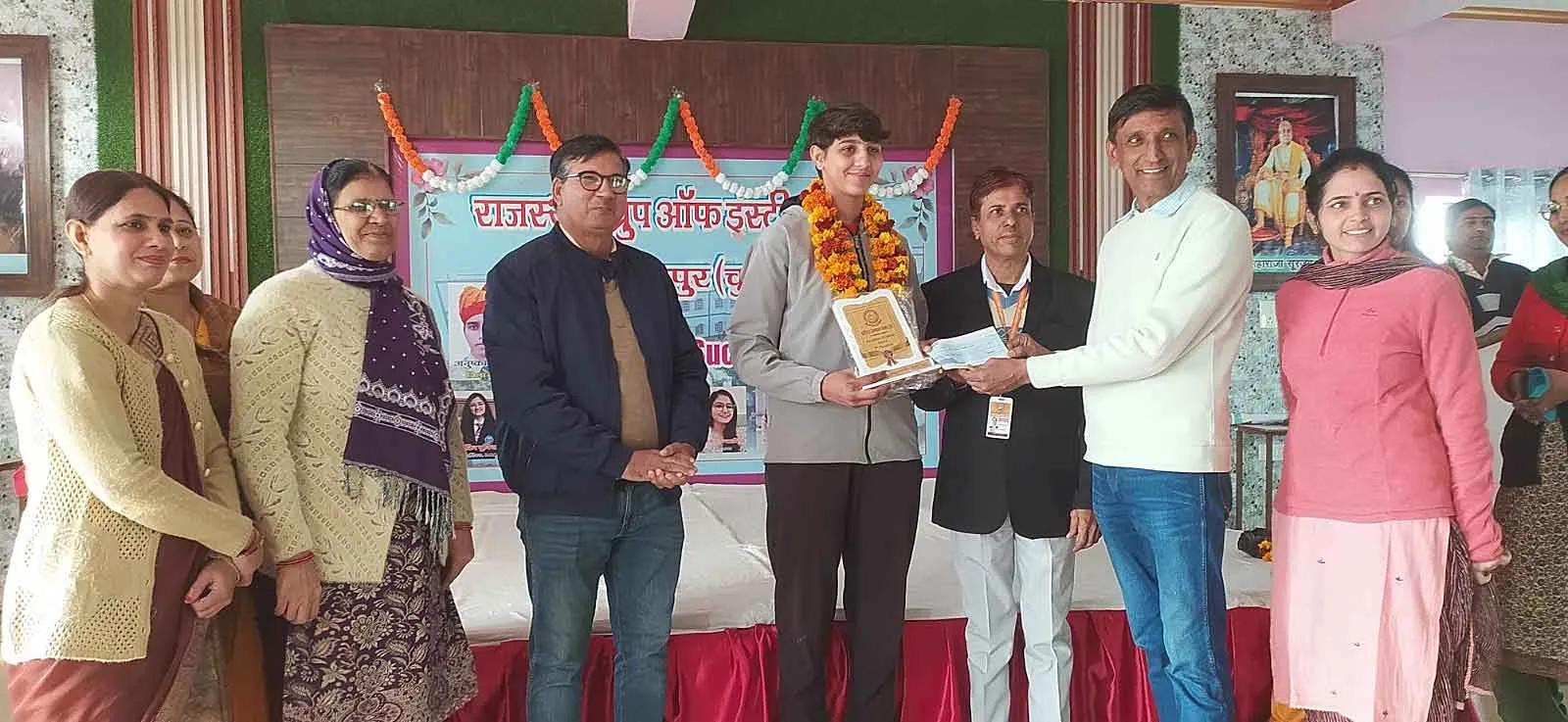 नेशनल बॉक्सिंग में गोल्ड मेडल जीतकर लौटी खिलाड़ी नकिता कुमारी का जोरदार स्वागत
