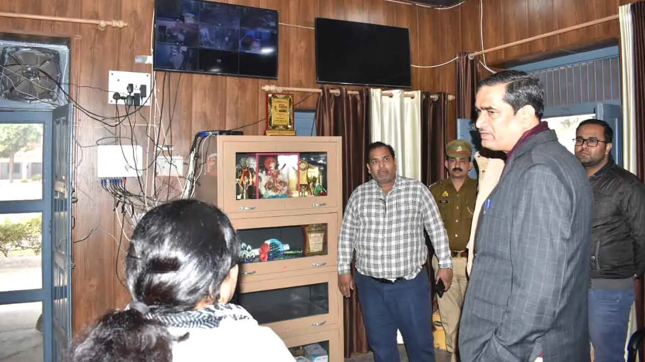 डीएम व एसएसपी ने गुलावठी एवं सिकन्द्राबाद के परीक्षा केन्द्रों का किया निरीक्षण