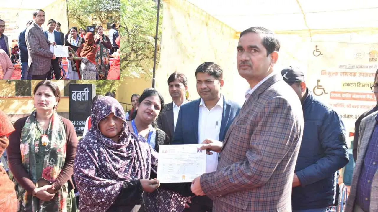 8182 नव साक्षर उम्रदराज़ो को जिलाधिकारी ने बांटे प्रमाण पत्र