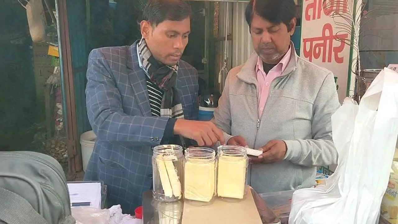 पनीर बेचने वाले 6 दुकानदारों पर खाद्य विभाग की छापेमारी
