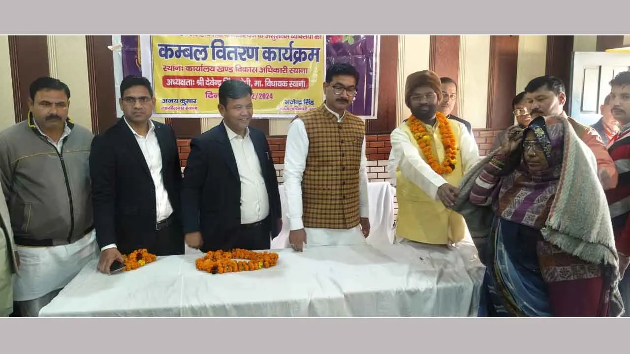 तहसील प्रशासन की और एसडीएम और विधायक ने संयुक्त रूप से किया गरम कंबलों का वितरण