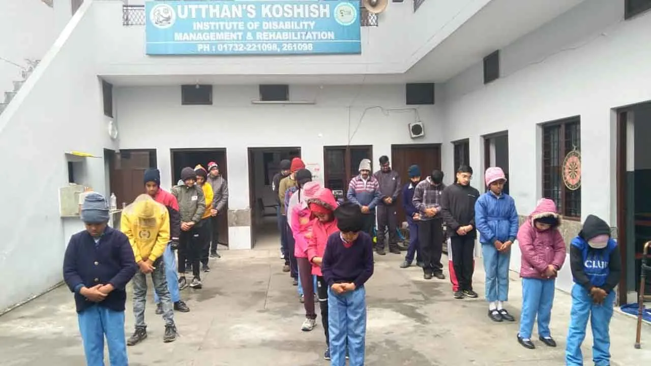 पूर्व प्रधानमंत्री डॉक्टर मनमोहन सिंह के निधन पर दिव्यांग बच्चो ने दी श्रद्धांजलि