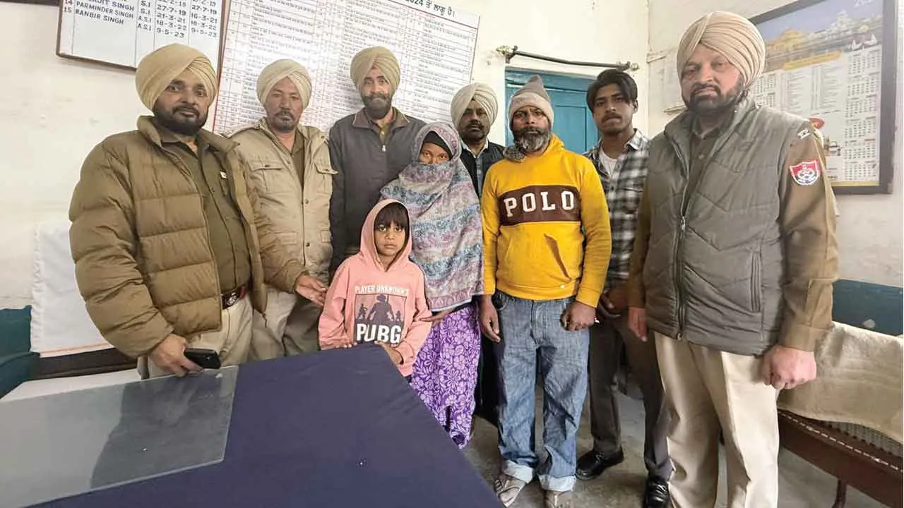 Railway Police: रेलवे पुलिस ने गुम हुआ बच्चा माता-पिता के सुपुर्द किया