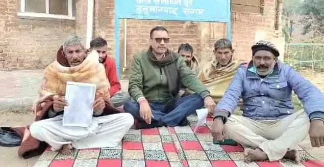 फसल में पानी न लगने से फसल हुई नष्ट, किसान बैठा अनशन पर