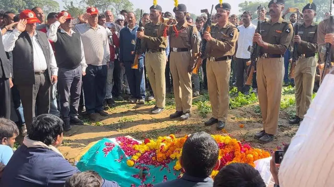 Firozabad Road Accident: गोवंश से टकराकर बाइक सवार बीएसएफ जवान की हुई मौत, मचा कोहराम