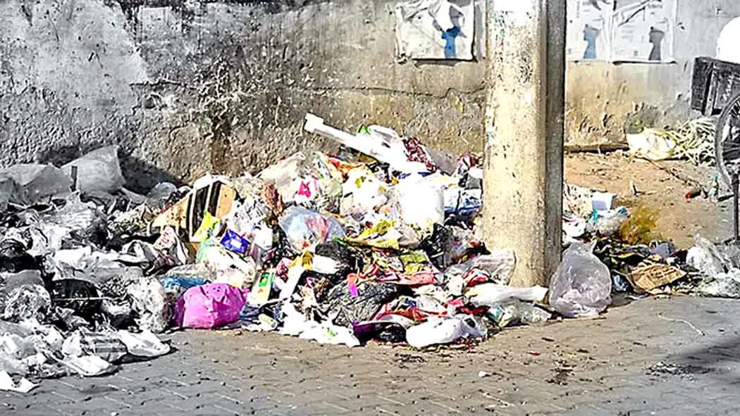 बस स्टैंड पर लगे कूड़े के डंप के कारण लोगों में रोष