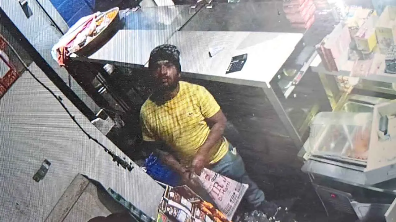 घरौंडा में चोर ने मिठाई की दुकान में सेंध लगाई, मोटी रकम नहीं मिली तो खाए चॉकलेट और गुलाब जामुन, थैले में भरे काजू