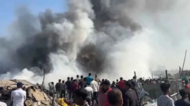 Ghaziabad Fire News: झुग्गियों में भीषण आग का तांडव, ब्लास्ट पे ब्लास्ट हुए कई सिलेंडर! मचा हाहाकार!