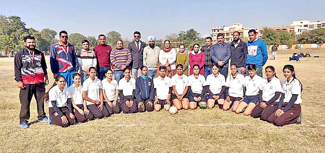 Inter-college Handball Competition: इंटर कॉलेज हैंडबाल में शाह सतनाम जी गर्ल्स कॉलेज की टीम बनी विजेता