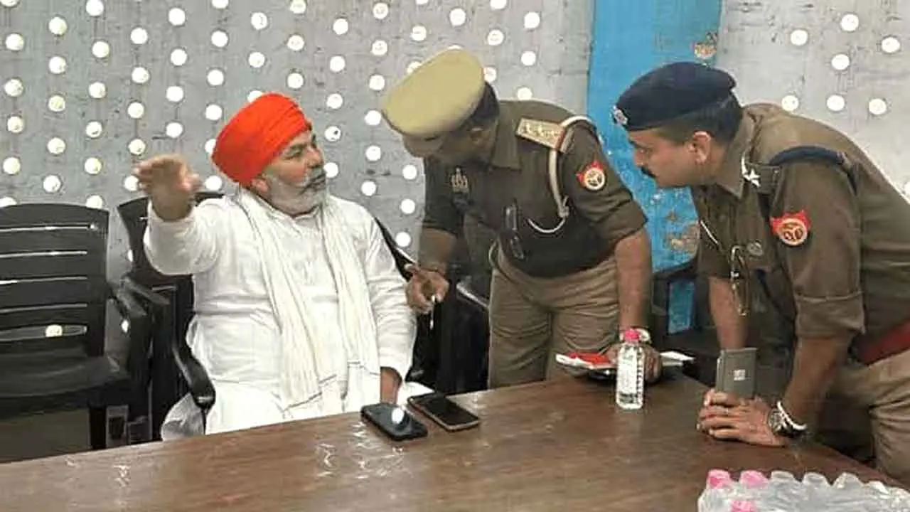 Farmers News: महापंचायत में जा रहे राकेश टिकैत को पुलिस ने लिया हिरासत में, टप्पल थाने पर किसानों का धरना-प्रदर्शन
