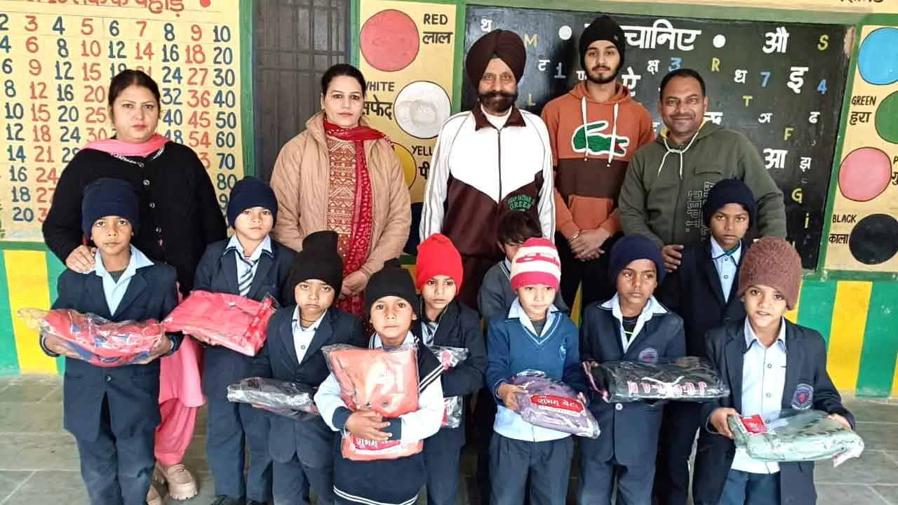 Welfare Work: ब्लॉक चीका के सेवादारों ने बांटे 100 जरूरतमंद बच्चों को गर्म वस्त्र
