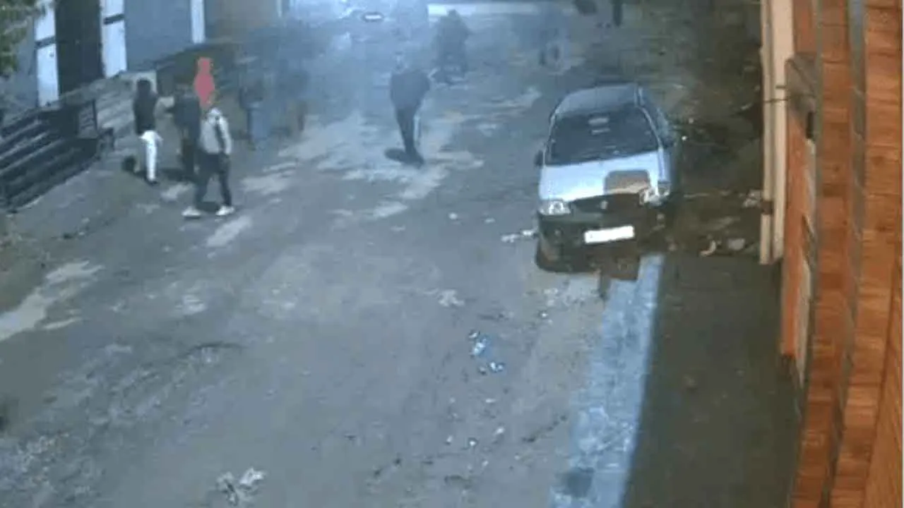 Crime News: युवकों ने होटल पर फायरिंग, झगड़े में बीच-बचाव करने को लेकर बवाल