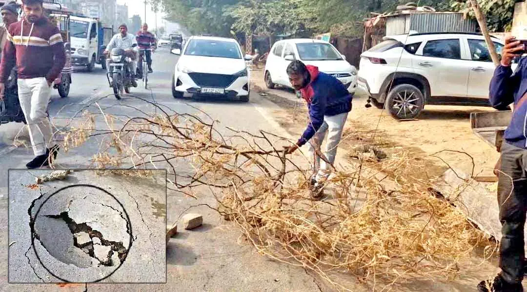 डबवाली रोड पर फटी पाइप, हिसार रोड़ पर सड़क के बीचों-बीच बना चार फीट चौड़ा गहरा गड्ढा!