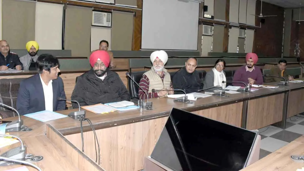 चुनाव पर्यवेक्षक ने चुनाव व्यवस्थाओं का लिया जायजा