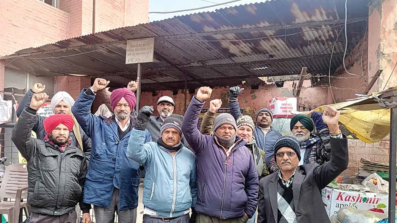 निजीकरण के खिलाफ बिजली कर्मियों का रोष प्रदर्शन, एक घंटे बंद रखा काम
