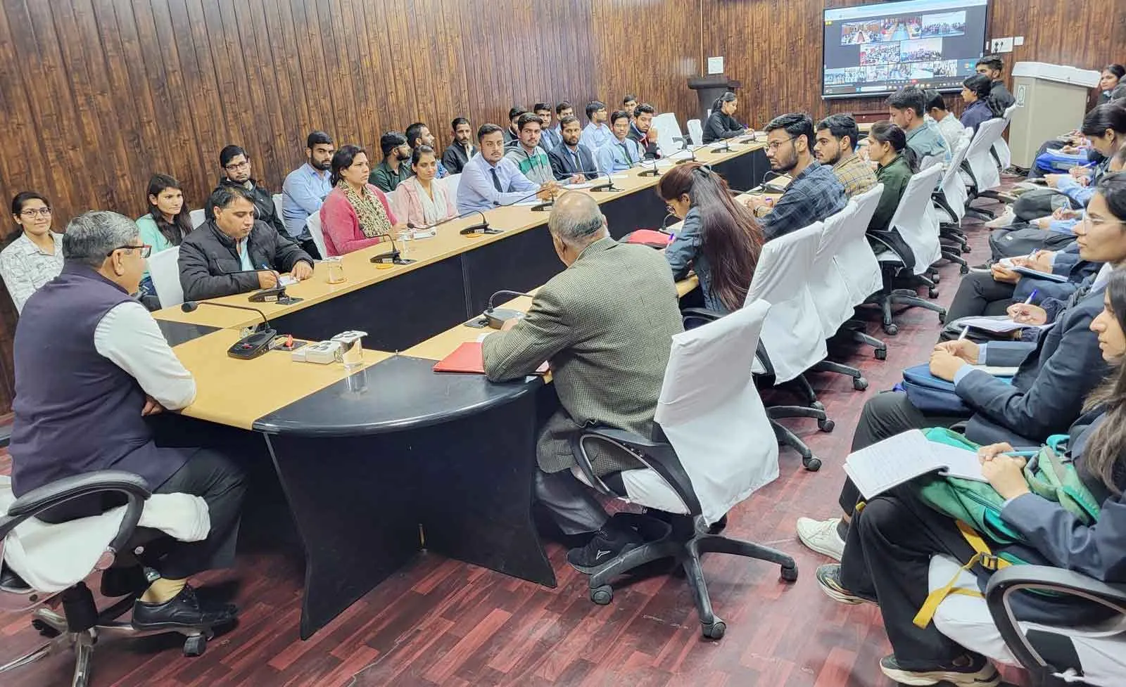विश्वविद्यालय के 892 छात्र एवं छात्राओं ने कुलपति से किए सवाल जवाब