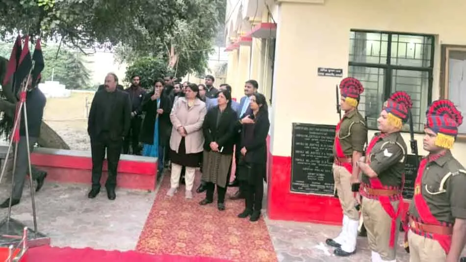 सेवानिवृत्ति पर जनपद न्यायाधीश को दिया ‘गार्ड ऑफ ऑनर’