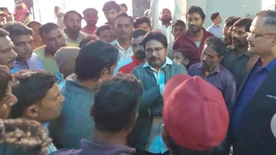 सफाईकर्मियों का नगरपालिका में दूसरे दिन भी हंगामा-प्रदर्शन
