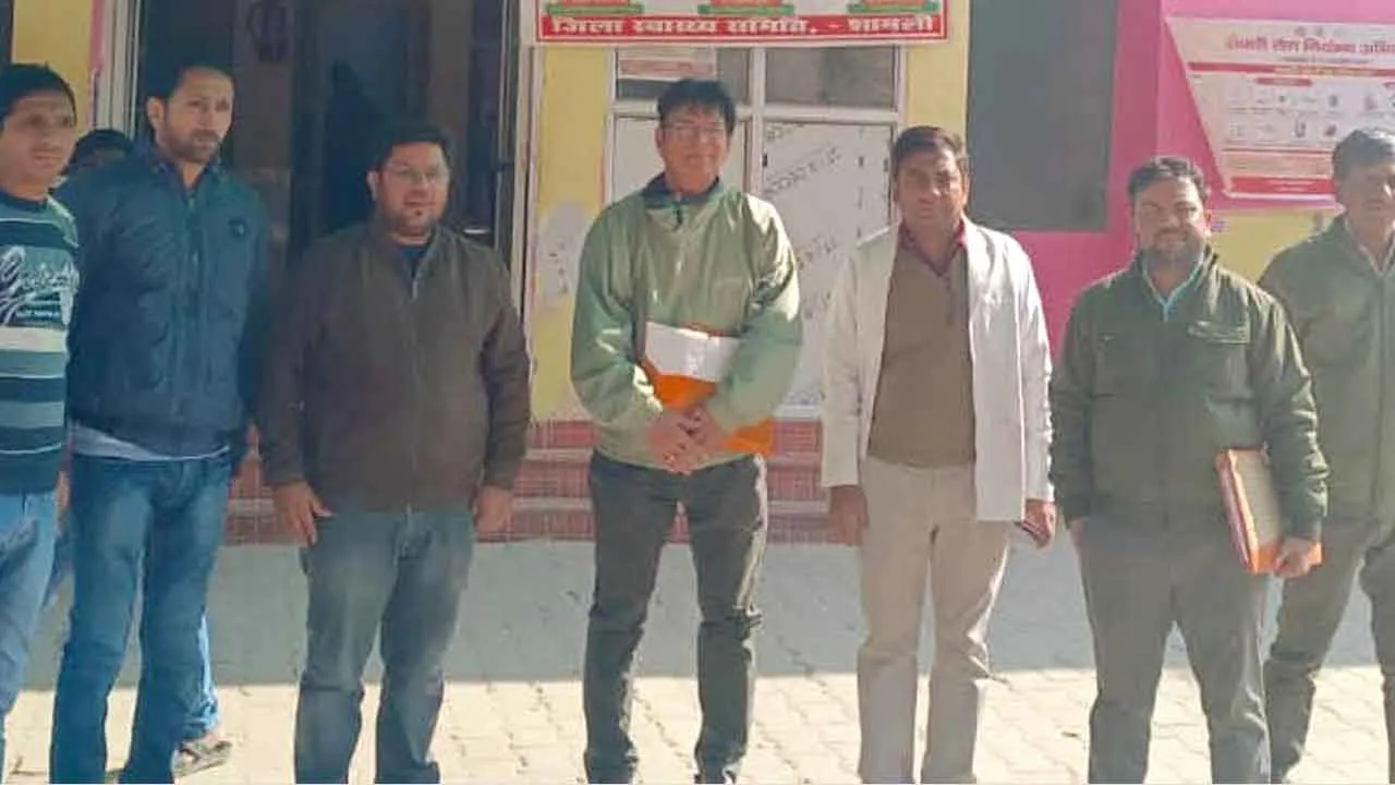 कैराना सीएचसी के औचक निरीक्षण पर पहुंचे संयुक्त निदेशक