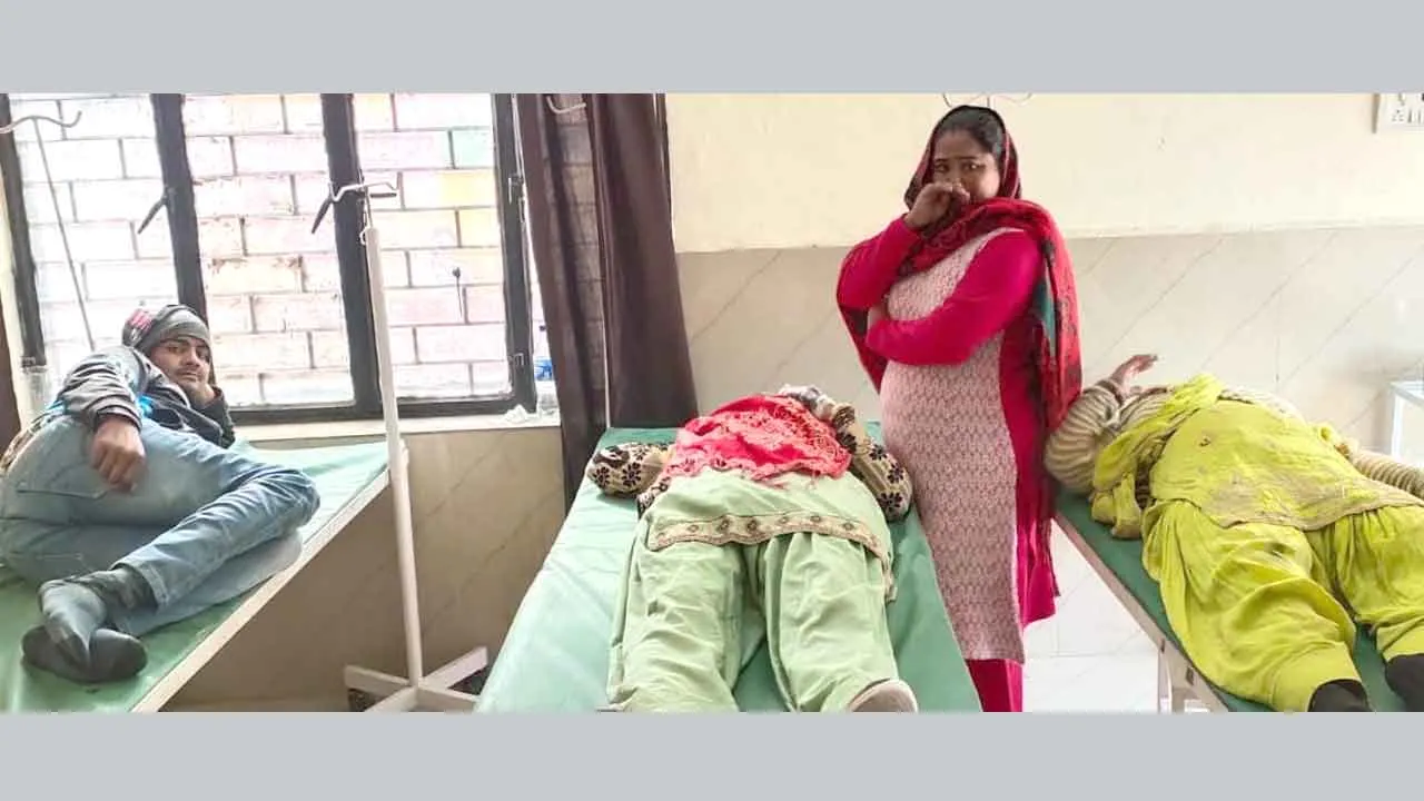 Kairana Road Accident: बाइक को टक्कर मारने के बाद पोल से टकराई कार, चार गम्भीर