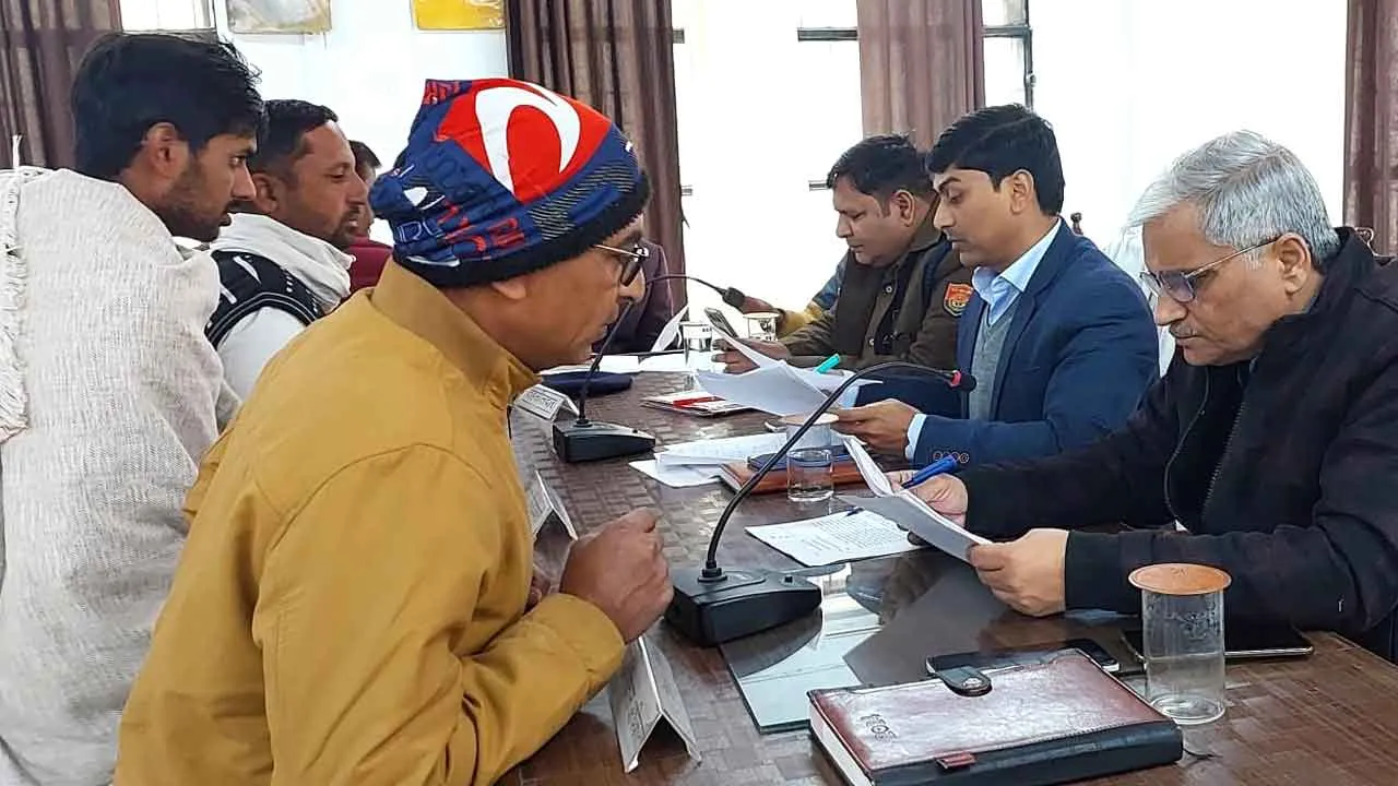 सम्पूर्ण समाधान दिवस में पहुंचे सीडीओ, जनसमस्याएं सुनी