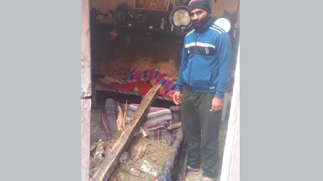 Roof Collapse: बारिश के पानी से मकान की छत गिरी, हताहत नही