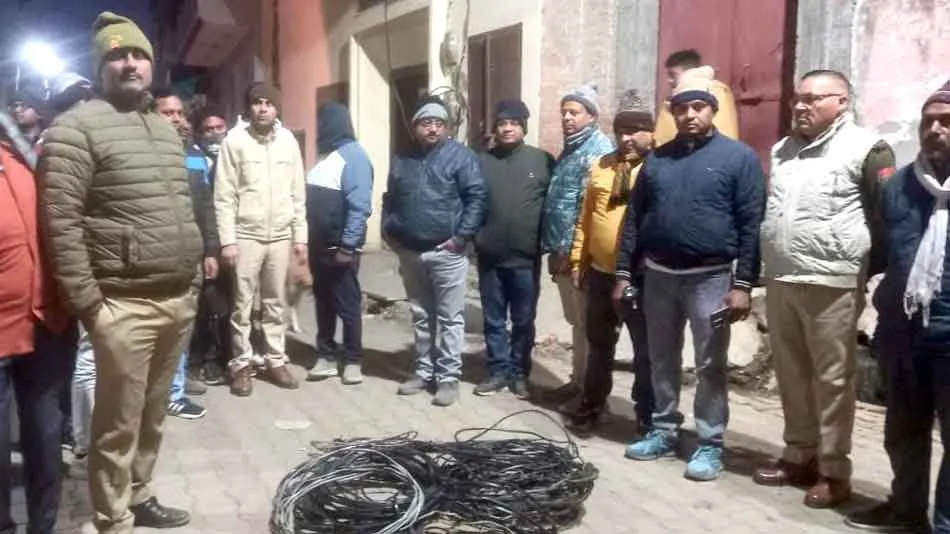 कैराना में मॉर्निंग रेड के दौरान 13 घरों में पकड़ी बिजली चोरी, हड़कंप