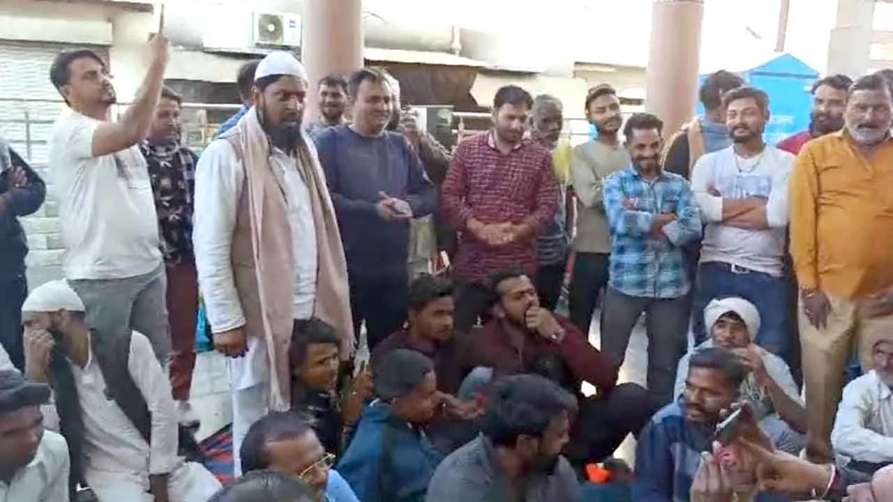 नगरपालिका में सफाईकर्मियों का सांकेतिक धरना-प्रदर्शन