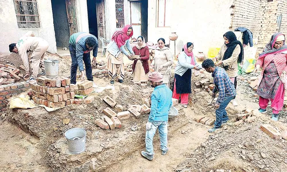 Aashiyana Campaign: ब्लॉक कल्याण नगर की साध-संगत जरूरतमंद महिला का बनी सहारा!