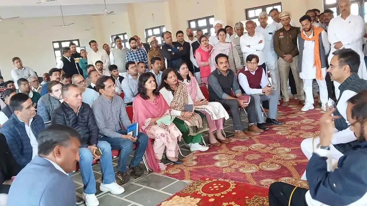 अधिकारी टीम भावना से करे कार्य, विकास कार्यो की गति को करें तेज, अगर को अड़चन आती है तो तुरंत करें सूचित: हरविंद्र कल्याण