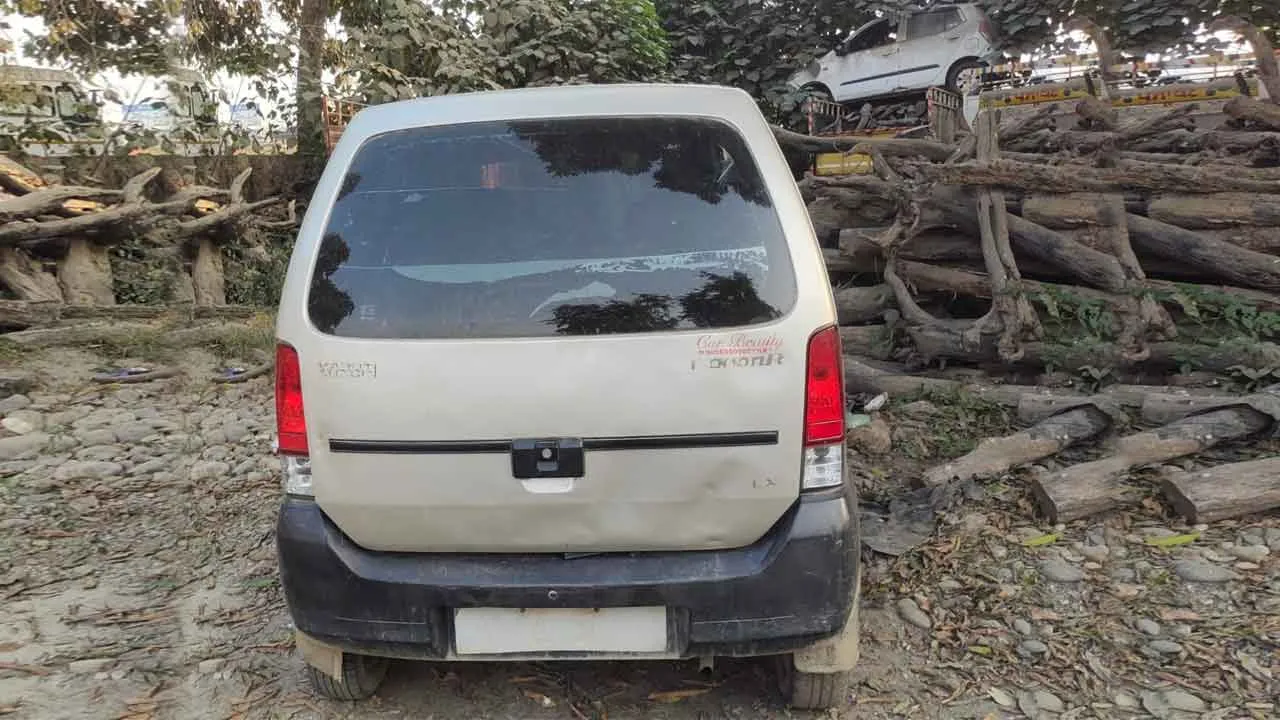 शहजादवाला जंगल से काटे गए खैर के 5 पेड़, कांसली में फारेस्ट टीम की रेड, कार में लदी लकड़ी, पेड़ काटने वाले औजार व एयरगन बरामद