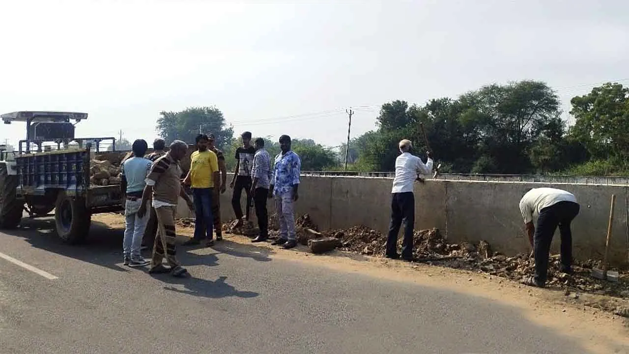 Kota News: सेवादारों ने सफाई अभियान चलाकर सड़क पर फेला मलवा हटाया