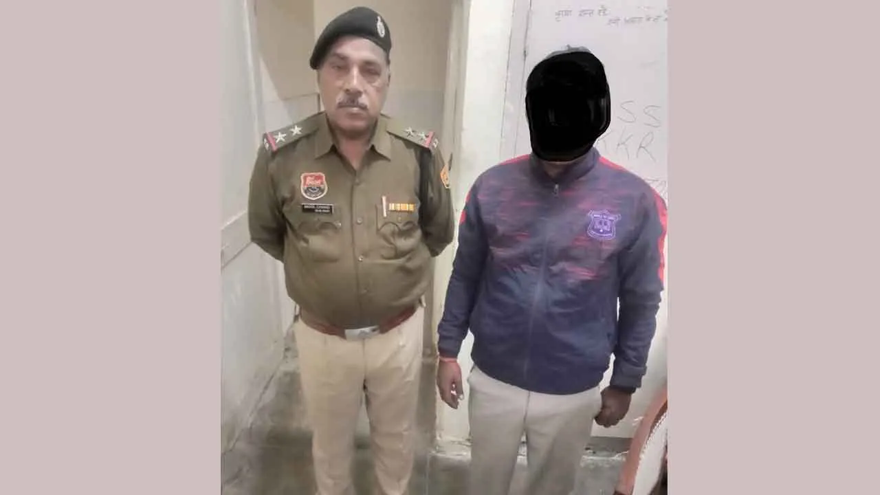 डाकघर के खाता धारकों के लाखों रुपये शेयर बाजार में लगाए, आरोपी डाकपाल गिरफ्तार