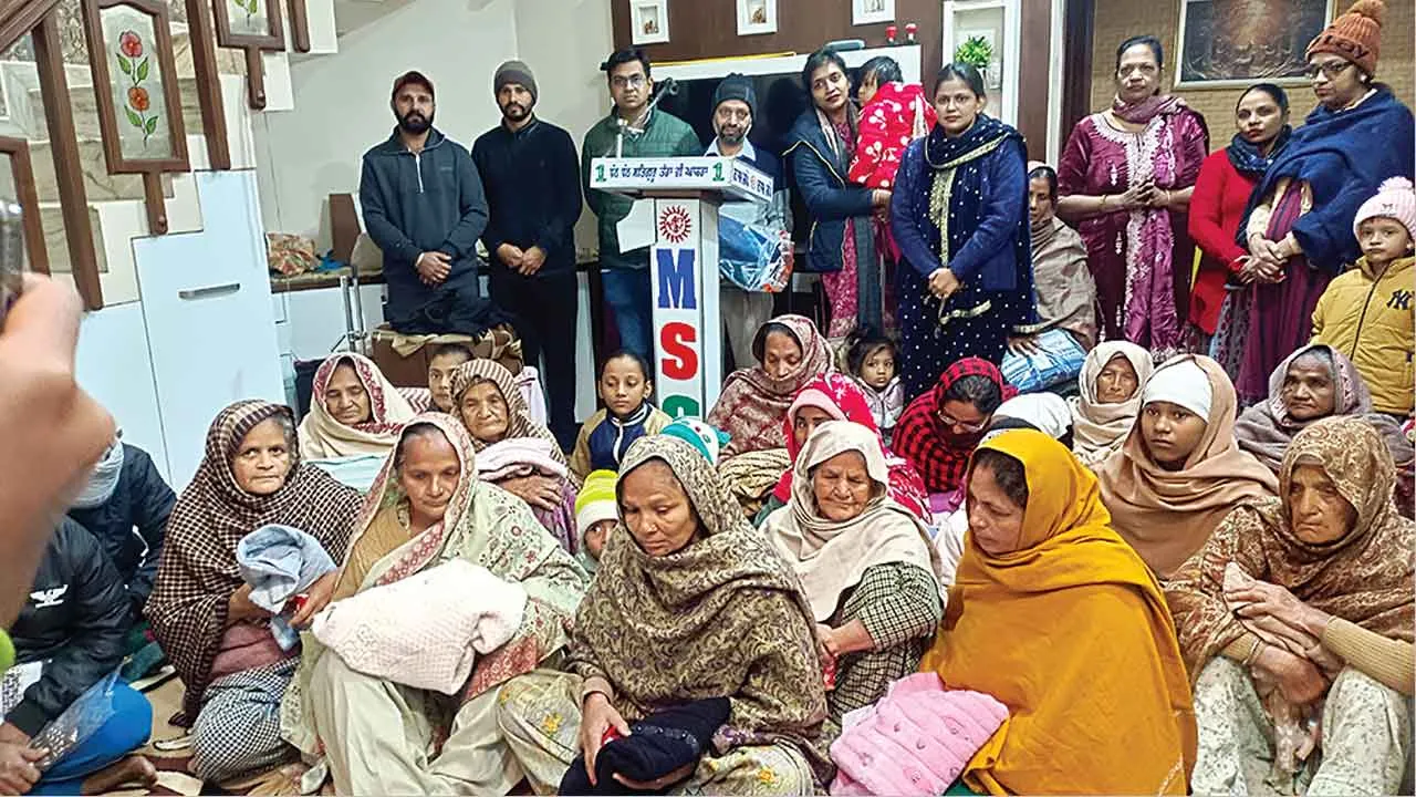 बेटे की शादी व बेटी के जन्मदिन पर 50 जरूरतमंद लोगों को वितरित किए वस्त्र