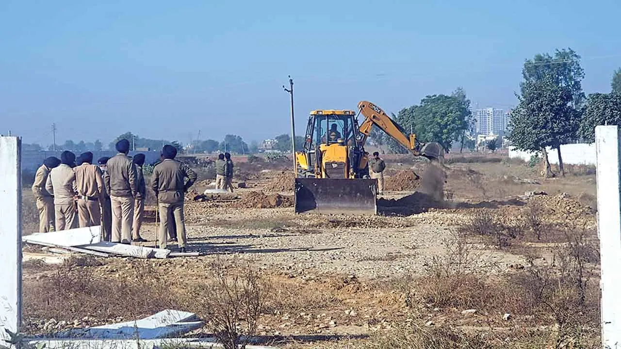 नोटिसों के बावजूद हो रहे निर्माण पर चला गलाडा का पीला पंजा