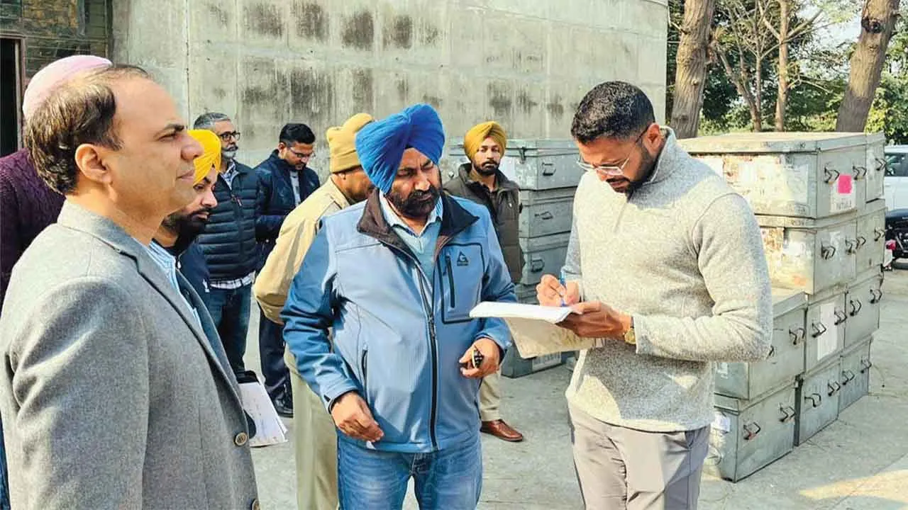 डीसी जोरवाल ने ईवीएम की फर्स्ट लेवल चेकिंग का किया निरीक्षण
