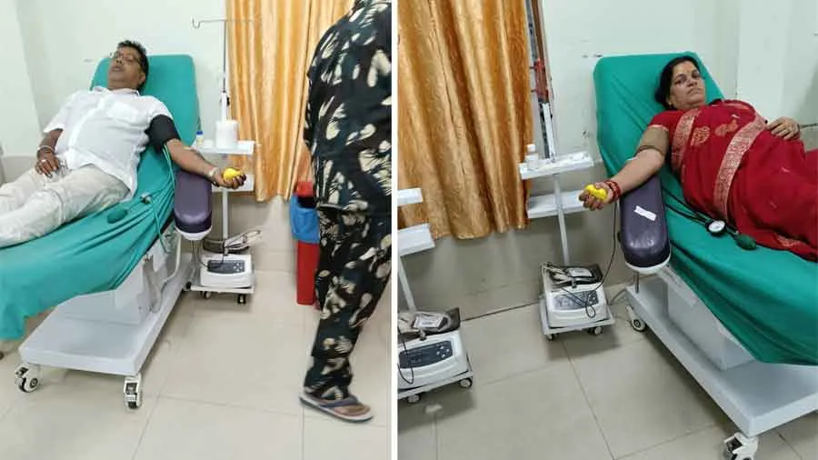 विभु इन्सां और सुषमा इन्सां ने पिताजी की प्रेरणा से किया रक्तदान