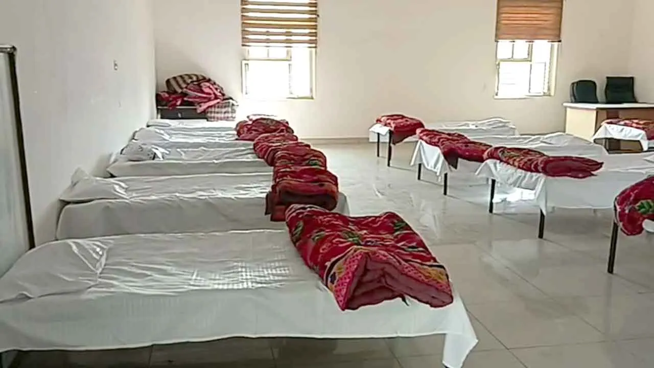 Rain Basera: जिला प्रशासन ने बेसहारा व बेघरों के लिए बनाए आसरे