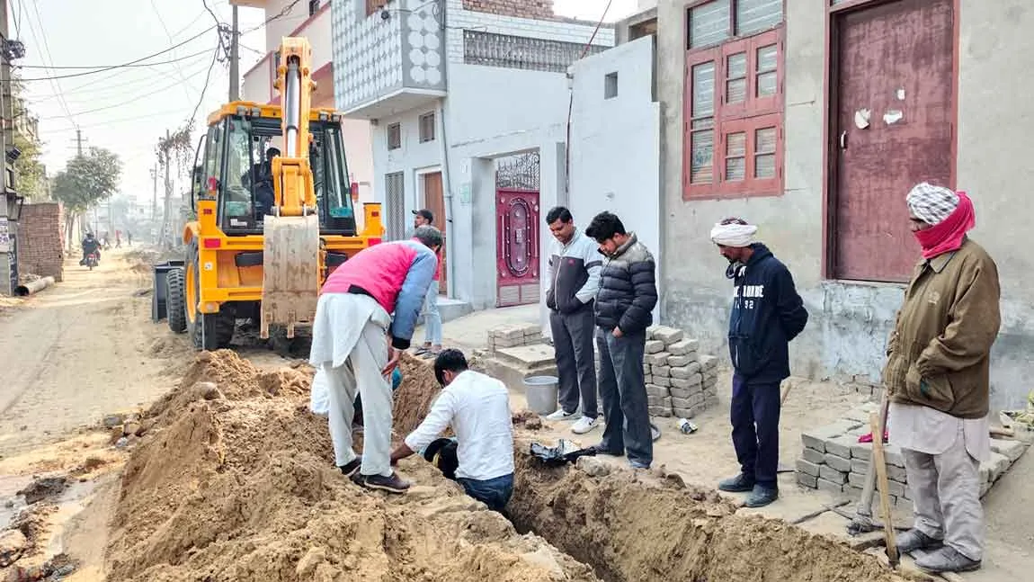 सच कहूँ खबर का असर, पाइप लाइन बिछाने का काम हुआ शुरू, शहरवासियों को मिली राहत