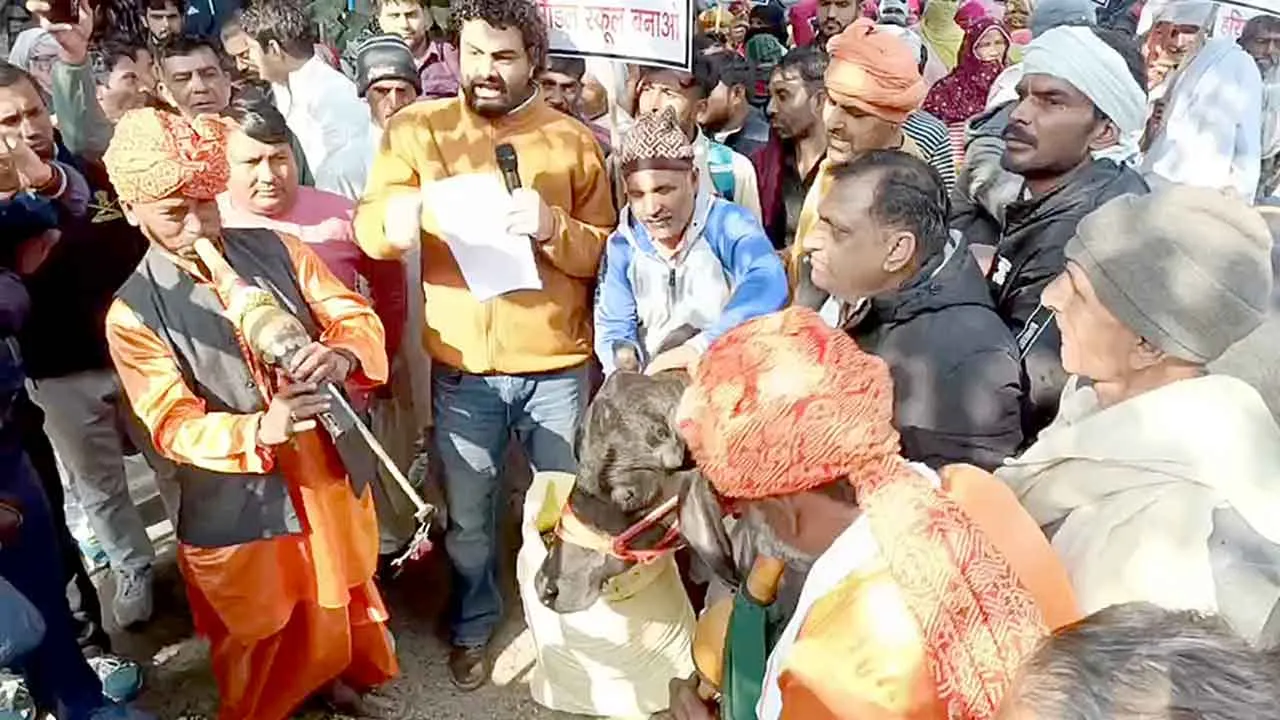 Sarkari School: सरकारी स्कूल की समस्या को लेकर ग्रामीणों ने किया प्रदर्शन