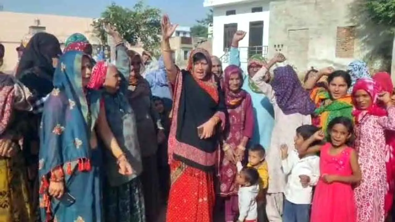बैरासर छोटा गांव में पेयजल की किल्लत, महिलाओं ने किया विरोध प्रदर्शन, आंदोलन की दी चेतावनी
