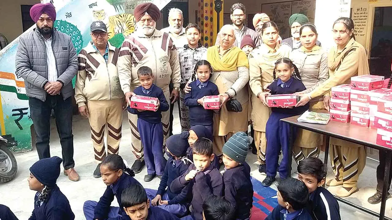बेटी के स्टाफ नर्स प्रमोट होने की खुशी में परिजनों ने 61 अति जरूरतमन्दों को बांटे बूट
