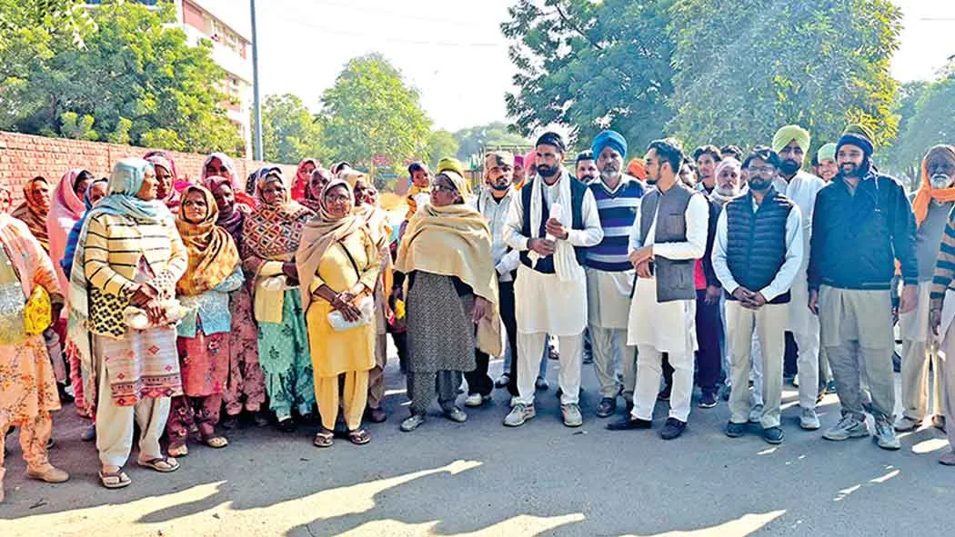 डिपो होल्डर के खिलाफ लामबंद हुए ग्रामीण, सौंपा ज्ञापन