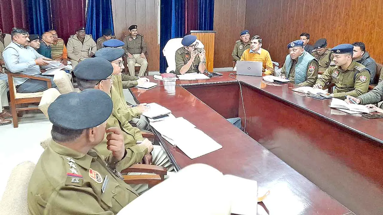 पुलिस अधीक्षक ने पुलिस अधिकारियों, थाना प्रभारियों की ली बैठक, दिए निर्देश