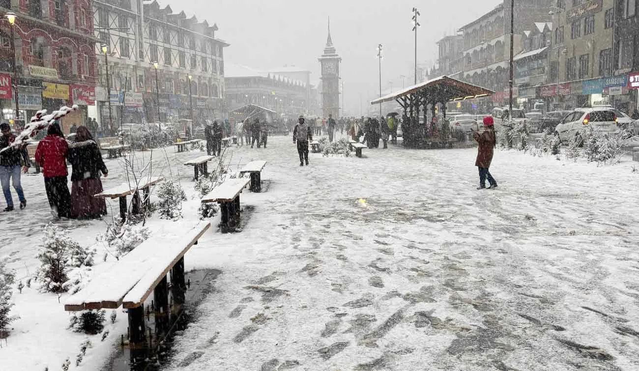 Srinagar Bad Weather: श्रीनगर एयरपोर्ट पर भारी बर्फबारी! सभी उड़ानें रद्द!