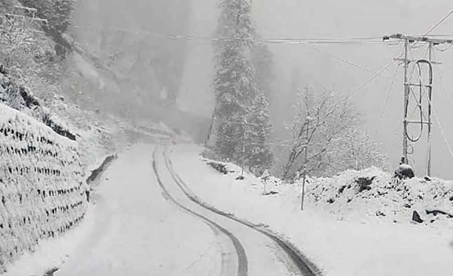 Jammu Kashmir Weather: कश्मीर में जारी है शीतलहर का प्रकोप