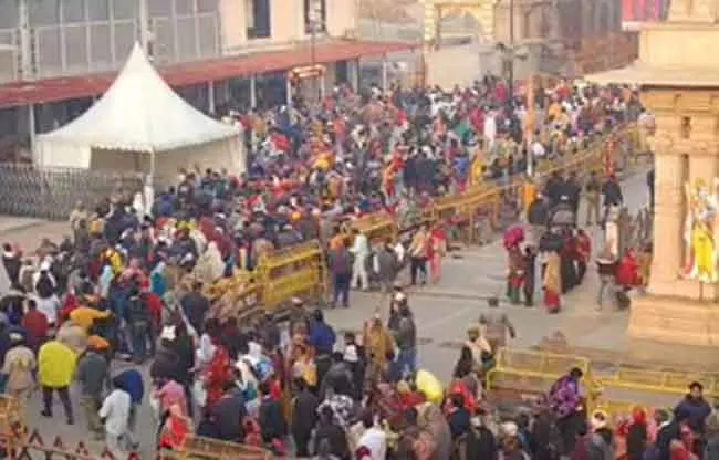 Ayodhya News: राम नगरी अयोध्या में आस्था का जनसैलाब, चप्पे-चप्पे पर पुलिस