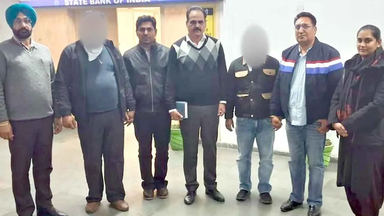 Bribe: 30 हजार की घूस लेते इंस्पेक्टर व नक्शा नवीस गिरफ्तार