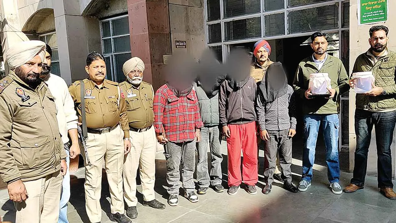 लड़की पर गोली चलाने का मामला निकला फर्जी, चार आरोपी गिरफ्तार