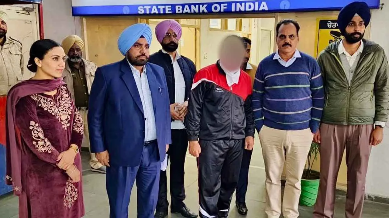 Bribe: 50,000 रुपए घूस लेते हवलदार गिरफ्तार